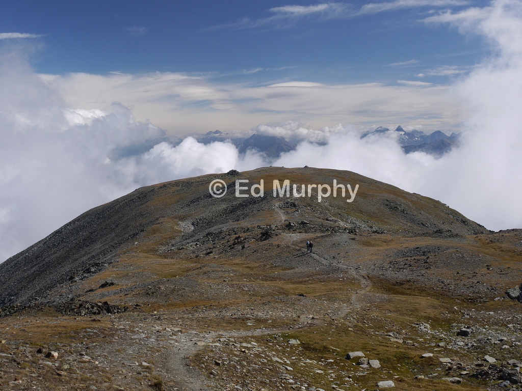 Easy terrain on the ridge to the March