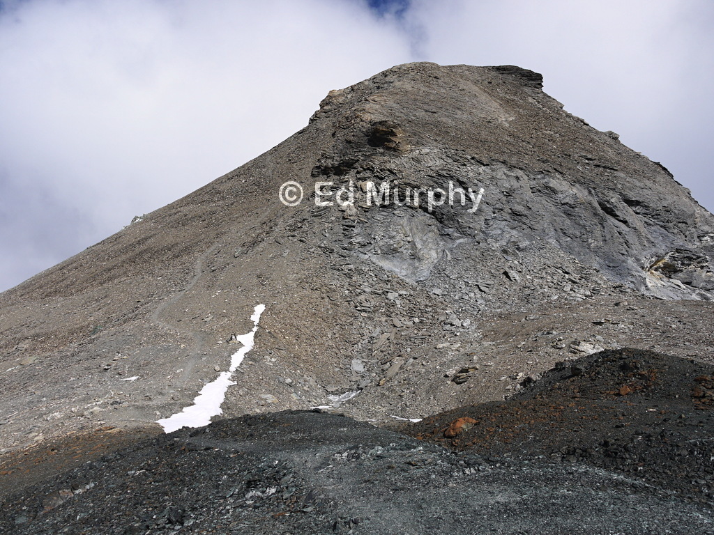 Track approaching the summit of the Mont de l'Etoile