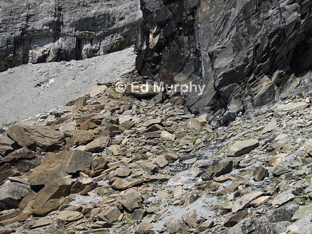 White-blue-white markings on the Silberhorn Hut track