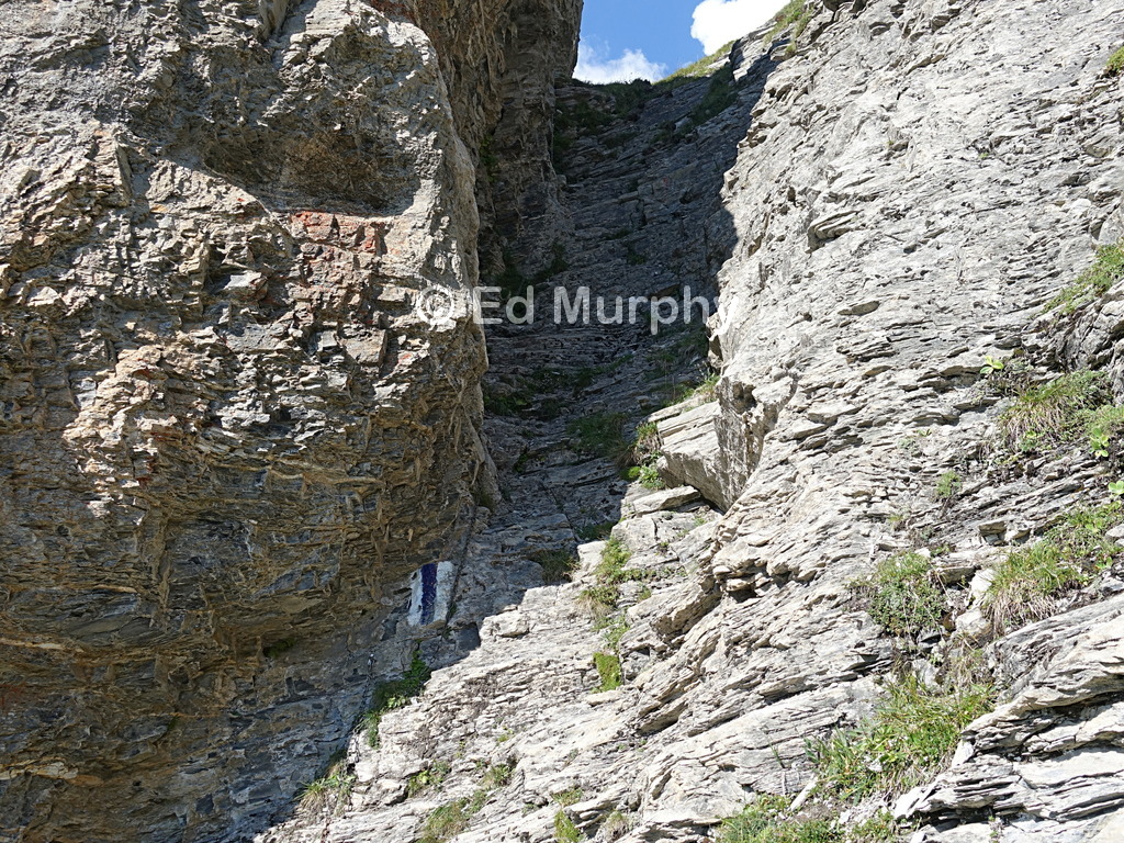 A couloir with chain on the Silberhorn Hut track