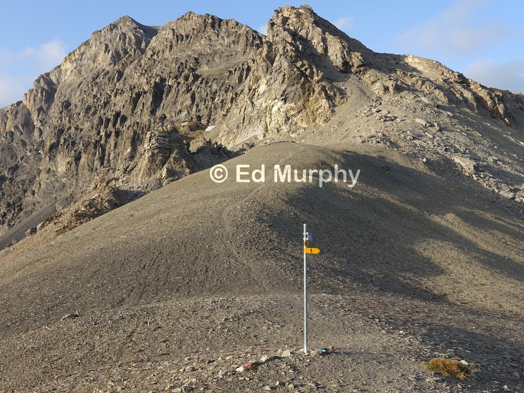 The track towards the Arpelistock and the turn-off for the Wildhorn