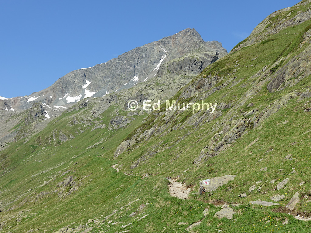 The Fl&uuml;ela Schwarzhorn and the Rad&ouml;nt Valley track in morning sunshine