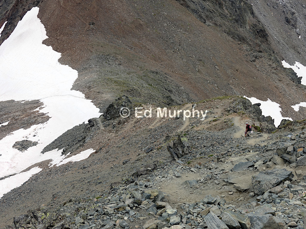 The summit track above the saddle, Fl&uuml;ela Schwarzhorn