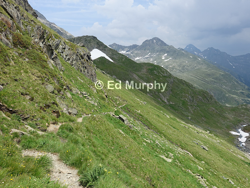 The track descending from the Fl&uuml;ela Schwarzhorn through the Rad&ouml;nt Valley