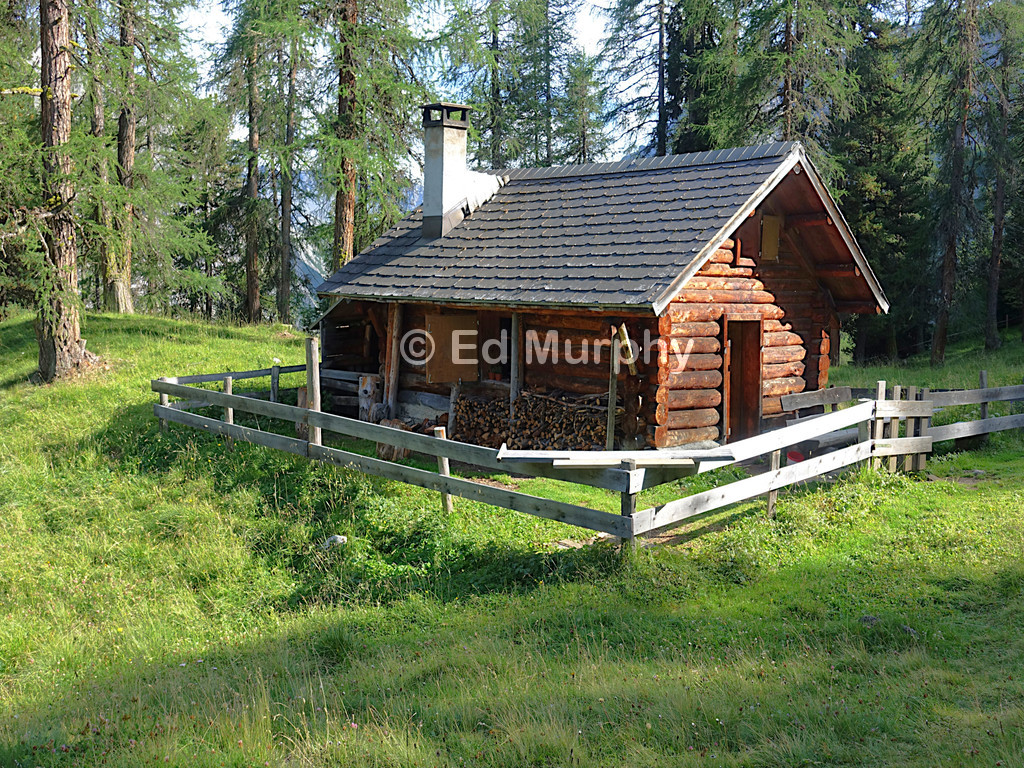 Chalet in the middle of nowhere on the way up Crap Put&egrave;r