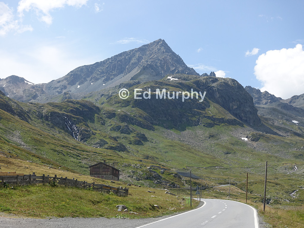 The Fl&uuml;ela Schwarzhorn and the Fl&uuml;ela Pass road