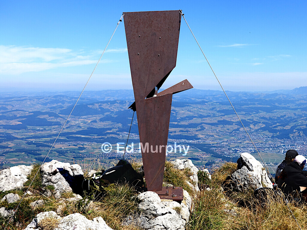 The unusual summit furniture of the Homad