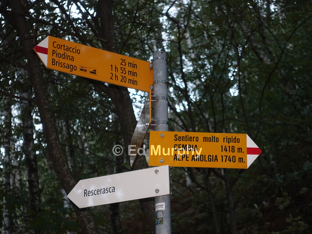 Warning sign at a fork in the track above Cortaccio